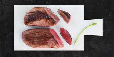 Une photo comparative montrant la différence qu'apporte la cuisson sous vide à des magrets de canard