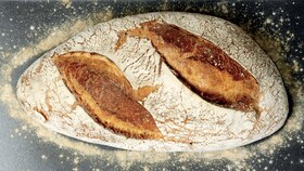 Une miche de pain rustique cuite à la perfection avec la vapeur