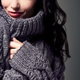 Une femme appréciant la douceur de son chemisier en soie fraîchement lavé