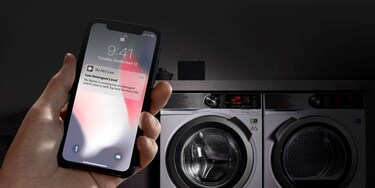 personne consultant l’application My AEG Care sur son téléphone portable