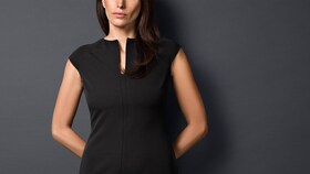 Une femme portant une robe noire tout juste lavée