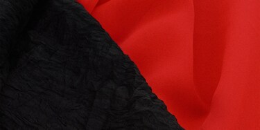 Tissu noir et rouge tout juste lavé