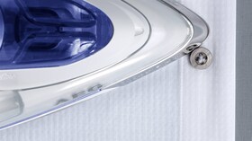 Repassage d’une chemise intelligente avec un fer Steam Station AEG