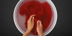 Vêtement rouge lavé à la main