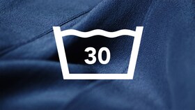 Un tissu en coton bleu avec une icône de lavage à 30 °C
