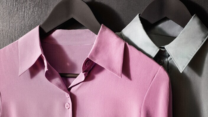 T-shirts rose et gris sur cintres