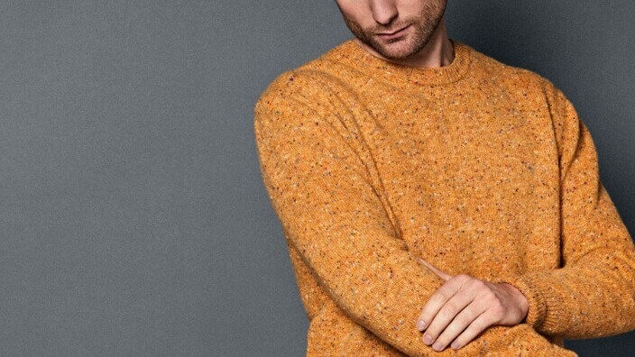 Homme en pull orange