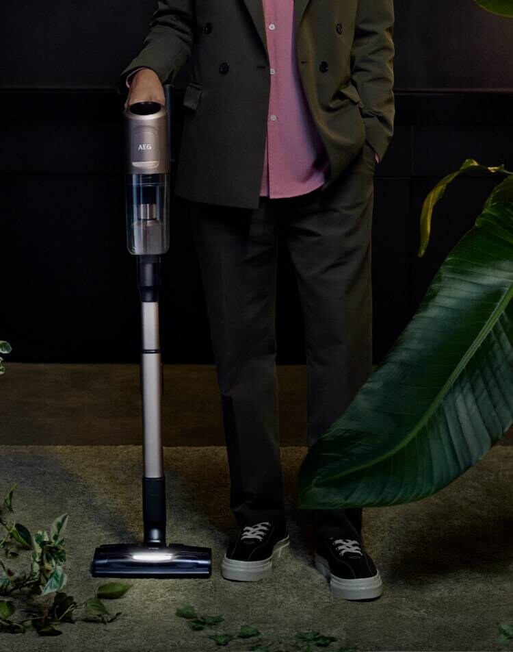 Personne debout avec un aspirateur sans fil 8000 en main