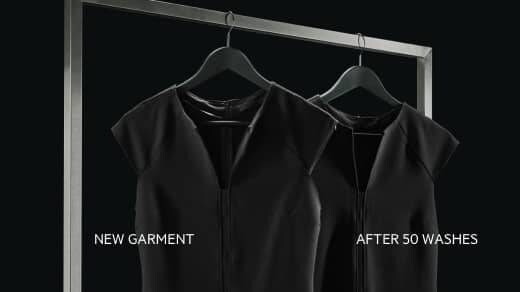 Deux robes noires sur des cintres