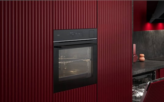 Un four AEG dans une cuisine rouge.