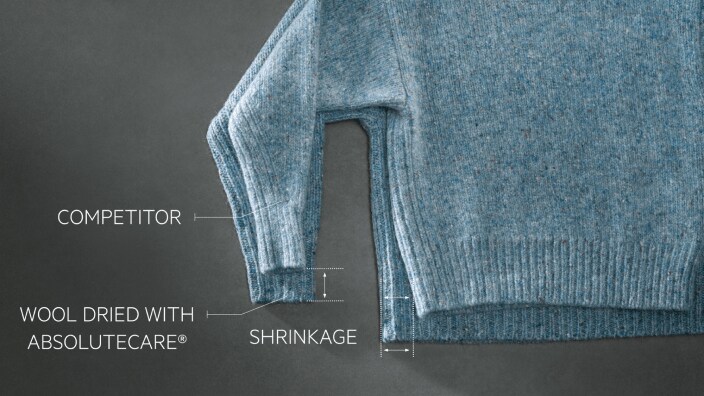 Gros plan sur deux pulls bleus en tricot.