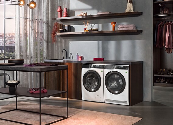 Un lave-linge et un sèche-linge AEG dans une pièce.