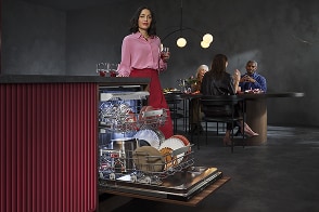 Femme à côté d'un lave-vaisselle AEG