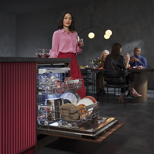 Femme à côté d'un lave-vaisselle AEG