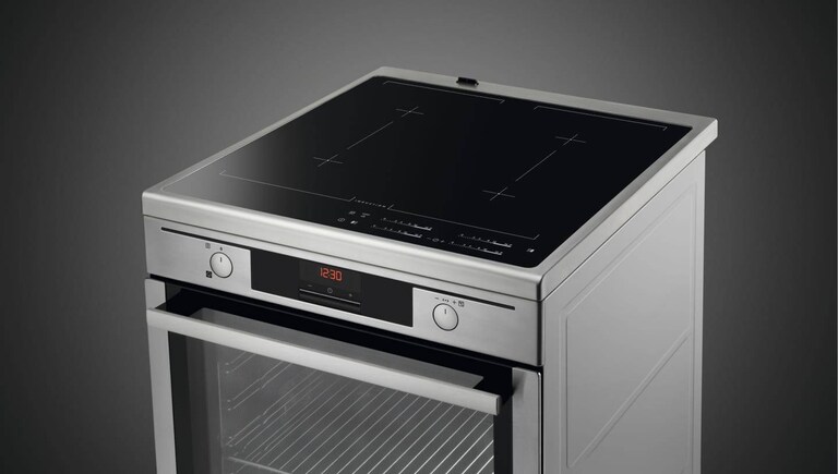 Cuisinière AEG exposée sur fond gris.