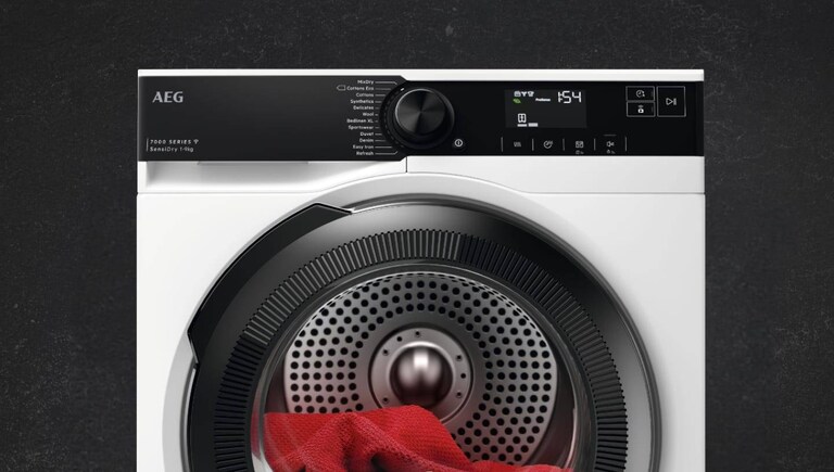 Sèche-linge AEG contenant un tissu rouge.