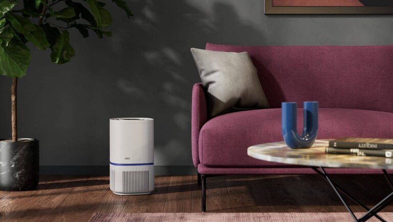 Purificateur d’air à côté d’un canapé dans un salon