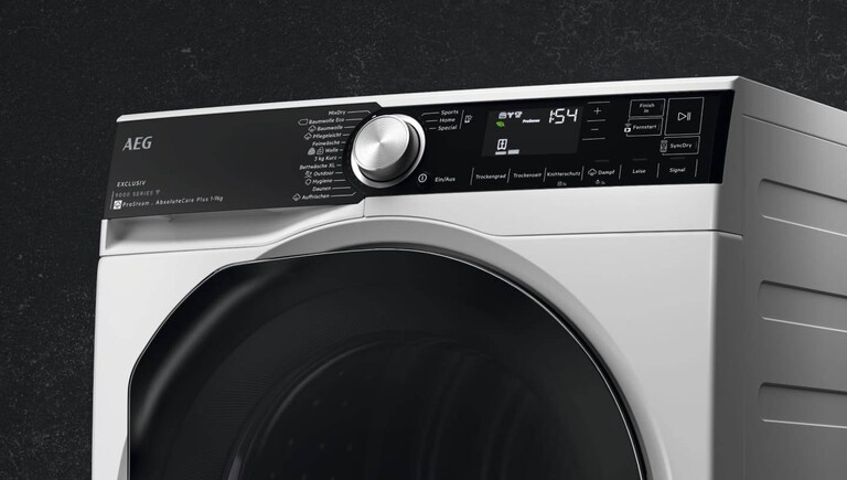 Lave-linge séchant AEG sur fond noir