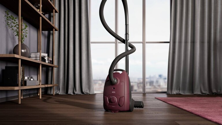 Aspirateur AEG au milieu d’un salon