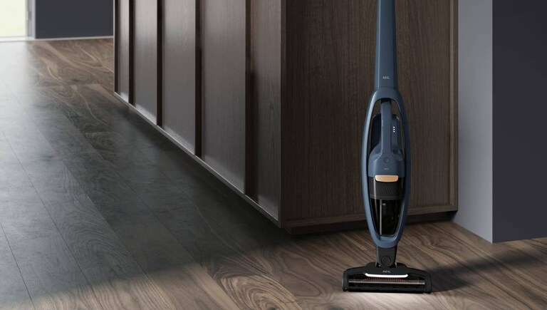 Aspirateur sans fil d’AEG placé dans un couloir.
