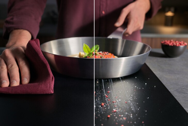 Mains en train de cuisiner et de nettoyer sur une table de cuisson à induction.