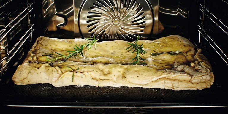 Focaccia aux olives et origan