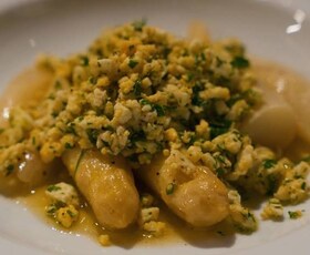 Asperges blanches à la flamande du AEG chef Giovanni Bruno