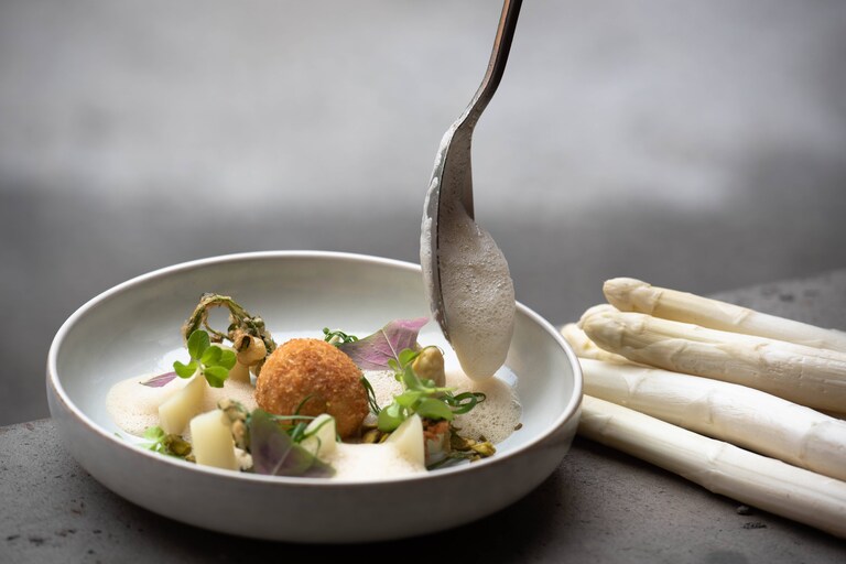 Asperges blanches à la citronnelle, œuf croustillant, bouillon d’asperges au beurre et pistaches