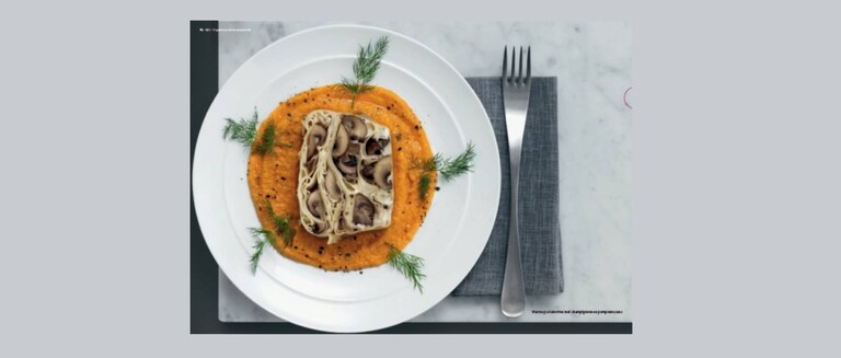 Terrine de pâtes et champignons chaude avec sauce au potiron