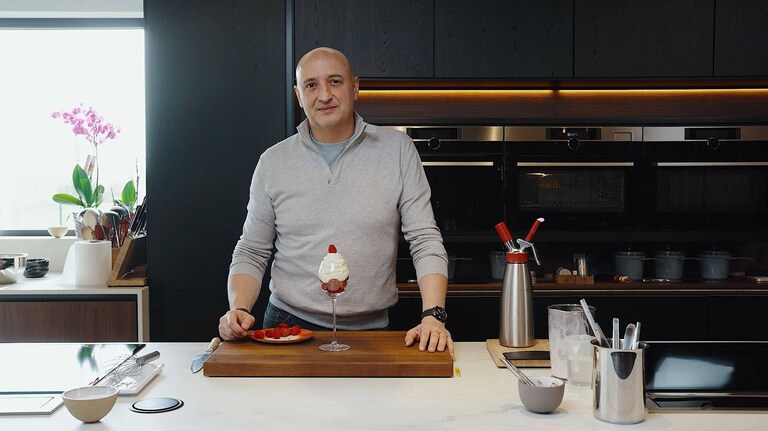 David Martin vous partage la recette du bonheur : un tiramitsu framboise