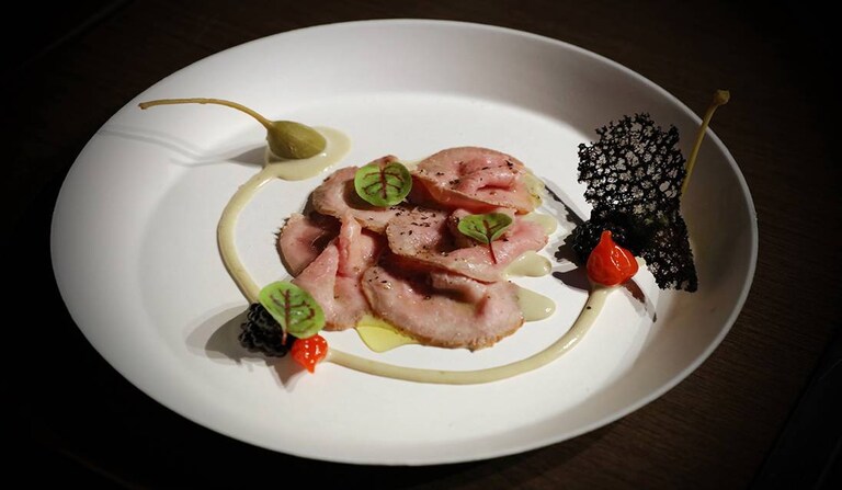 Vitello 'tipo tonato',une recette par Chef étoilé du restaurant Senzanome à Bruxelles