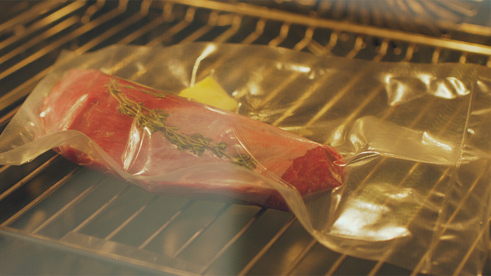 préparer de la viande d'une manière sous vide vous donne moins de stress