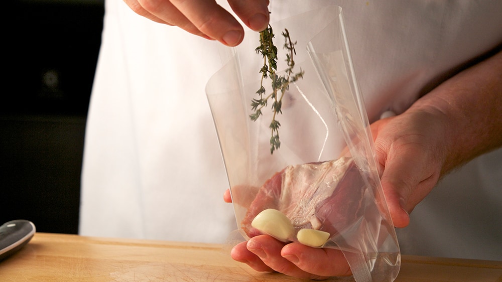 mariner de la viande et des herbes dans un sac sous vide
