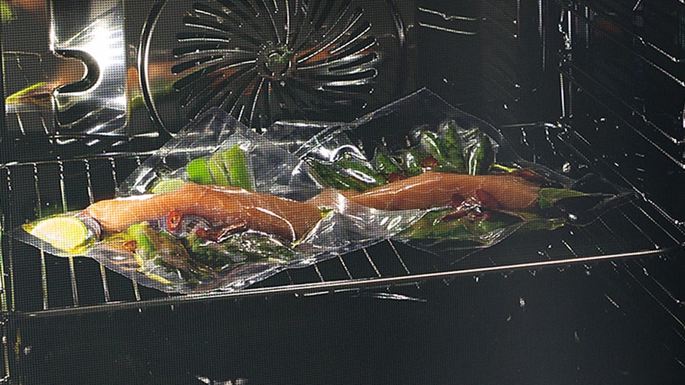cuisiner du poisson sous vide dans un four vapeur AEG SteamPro