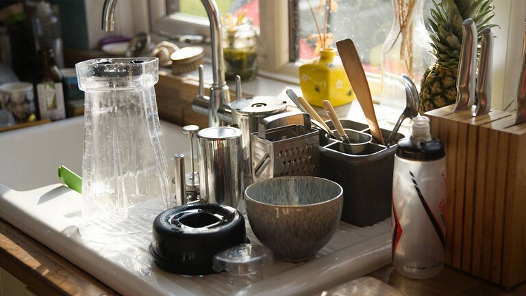assiettes dans un évier