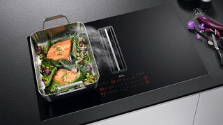 L’AEG ComboHob aspire la vapeur de deux casseroles sur la table de cuisson
