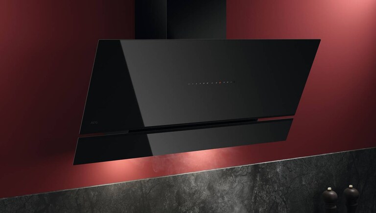 Cuisson des aliments sur une plancha placée sur une plaque de cuisson AEG.