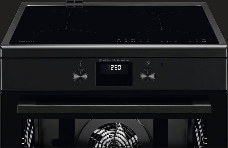 Cuisinière AEG exposée sur fond gris.