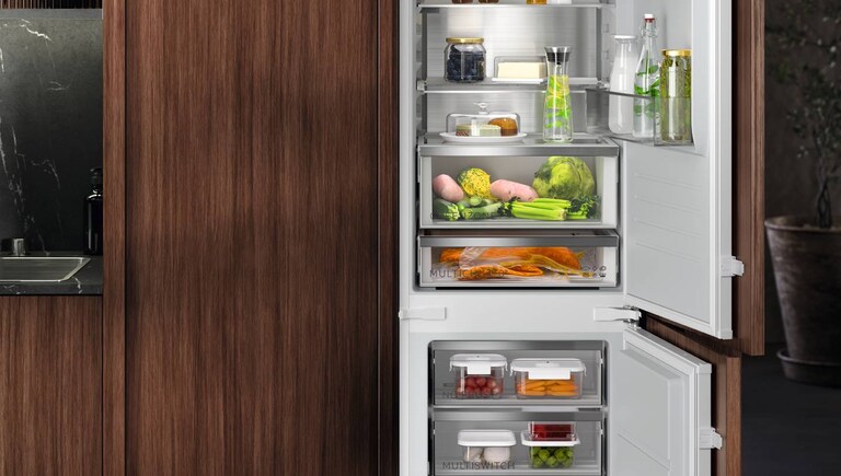 Réfrigérateur AEG rempli de nourriture.