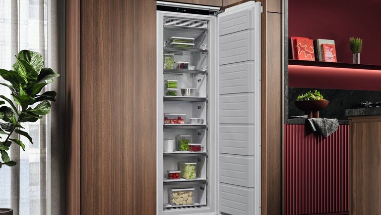 Gros plan sur un congélateur AEG.