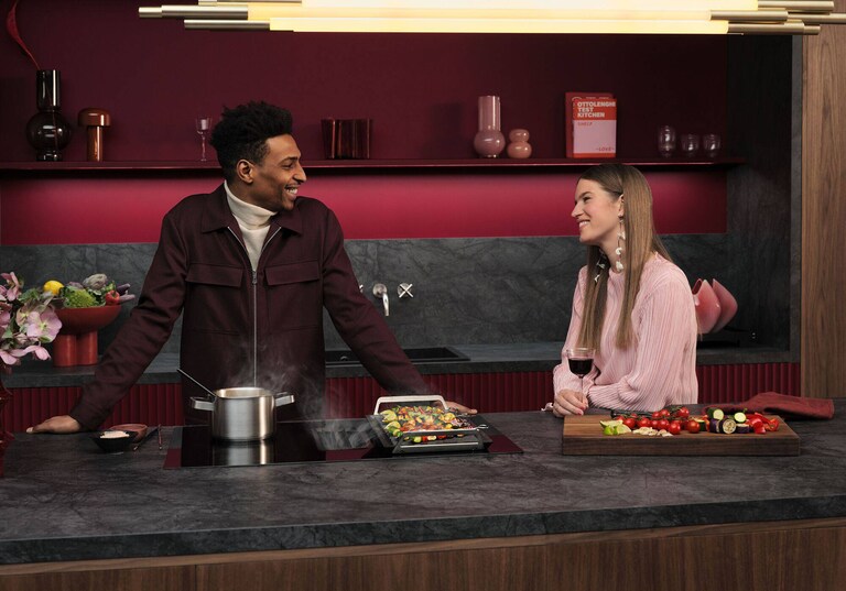 Man en vrouw in keuken aan het praten