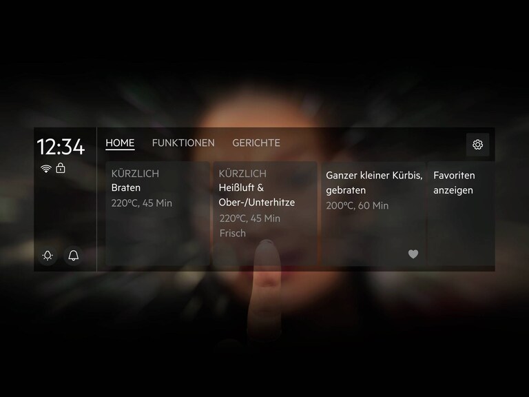 Femme avec affichage d'un four en vue