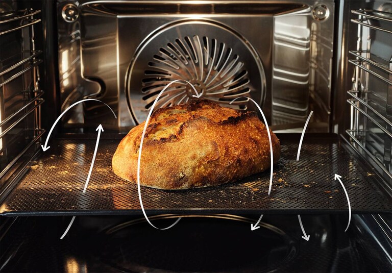 Pain sur une plaque à pâtisserie avec circulation de l'air et de l'humidité